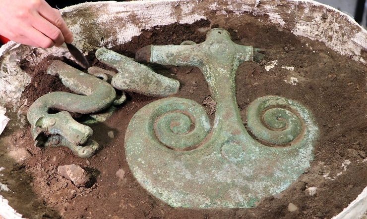 Er war auf der Suche nach einem Flugzeug und fand einen einzigartigen Schatz aus der Bronzezeit